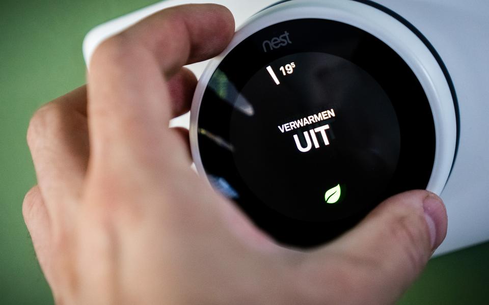 ILLUSTRATIE - Een thermostaat wordt een paar graden lager gezet. De Europese prijzen voor aardgas en stroom stijgen naar recordhoogtes. ANP ROB ENGELAAR