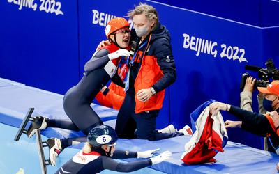 Jeroen Otter wordt omarmd door Suzanne Schulting nadat de Nederlandse vrouwen olympisch goud hebben gewonnen op de relay tijdens de Winterspelen van Peking, afgelopen februari. FOTO ANP KOEN VAN WEEL