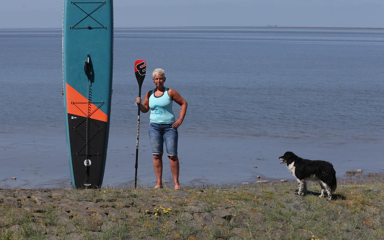 Loesanne Velstra op de Waddenzeedijk bij Roptazijl. Loesanne Velstra op de Waddenzeedijk bij Roptazijl.