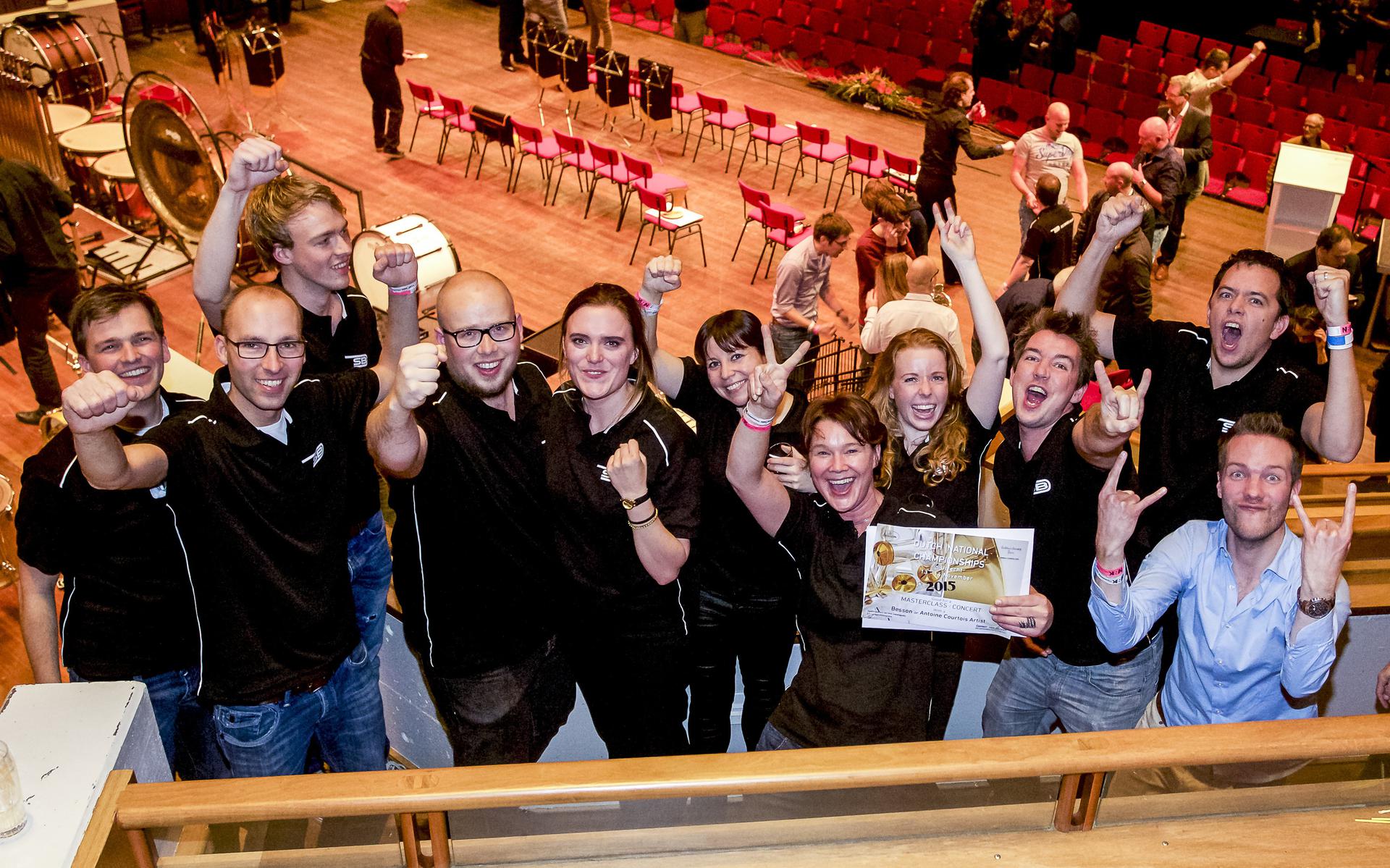 Vrolijke prijswinnaars op de Nederlandse Brassband Kampioenschappen in Tivoli Vredenburg, Utrecht.