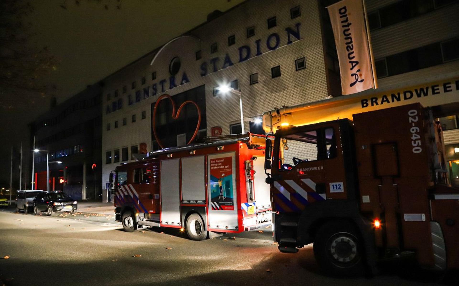 De brandweer bij het stadion.