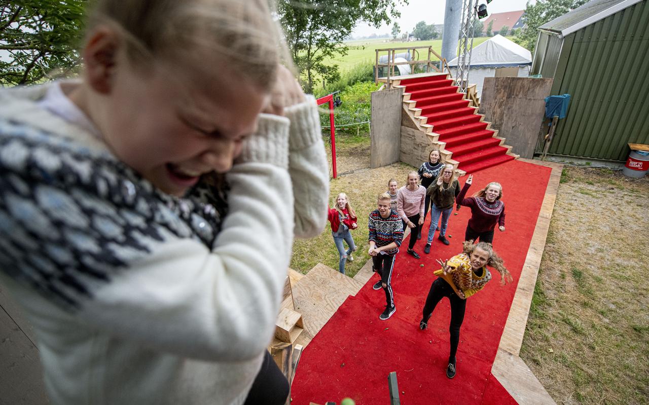 Tara de Puijsselaar (links) met onrijpe pruimen bekogeld in Neat. ,,No steane wy allegear mei lege hannen.’’ Tara de Puijsselaar (links) met onrijpe pruimen bekogeld in Neat. ,,No steane wy allegear mei lege hannen.’’