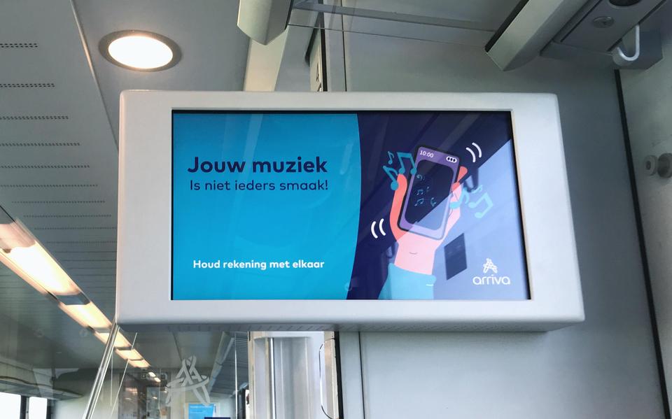 ‘Jouw muziek is niet ieders smaak’, staat sinds kort op de schermen in Arriva-treinen.