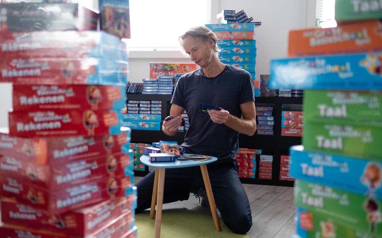 Spelletjesmaker Robert Brouwer op zijn zolder omringd door zijn eigen bedachte spellen. Spelletjesmaker Robert Brouwer op zijn zolder omringd door zijn eigen bedachte spellen.