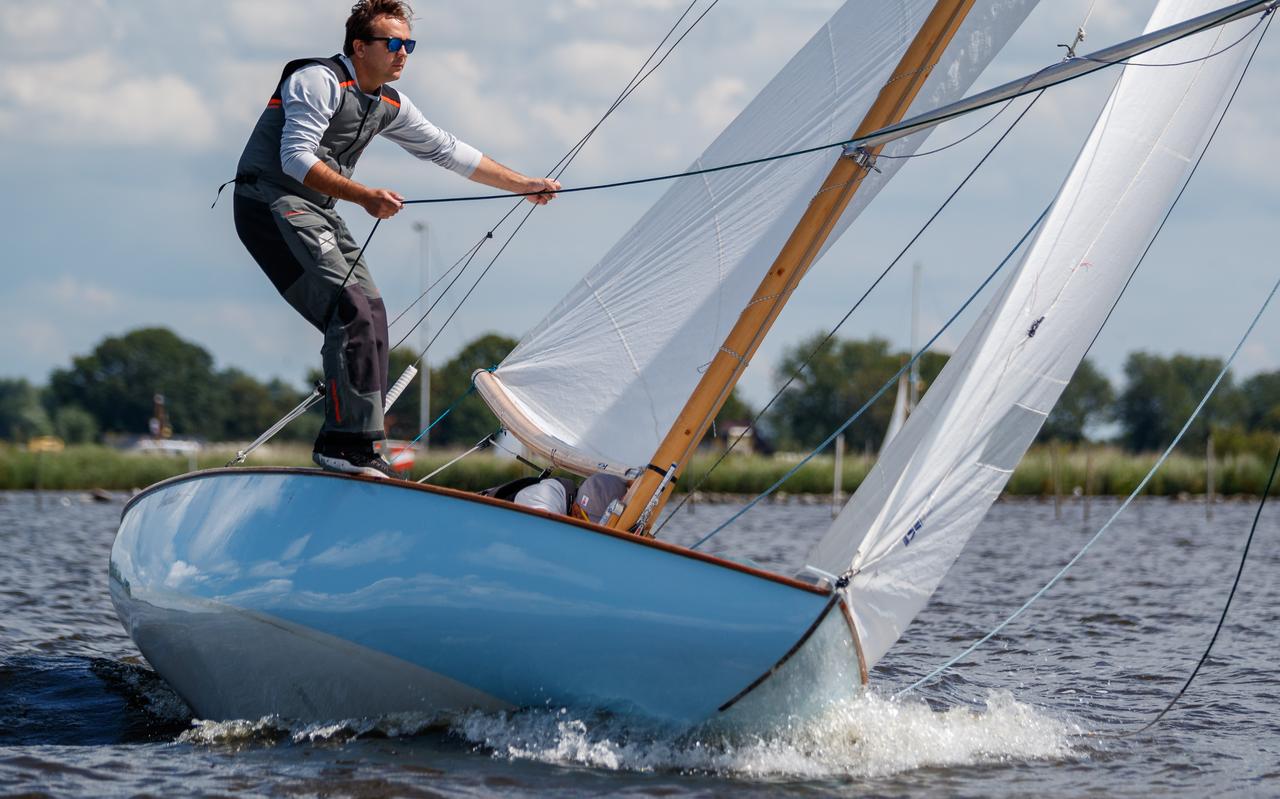 Pieter Kempeneers zet de spinnaker aan boord van Regenboog 38. Stuurman Douwe Zwart uit Goutum voer zijn boot op de openingsdag van de Sneekweek als twaalfde over de finish. Pieter Kempeneers zet de spinnaker aan boord van Regenboog 38. Stuurman Douwe Zwart uit Goutum voer zijn boot op de openingsdag van de Sneekweek als twaalfde over de finish.