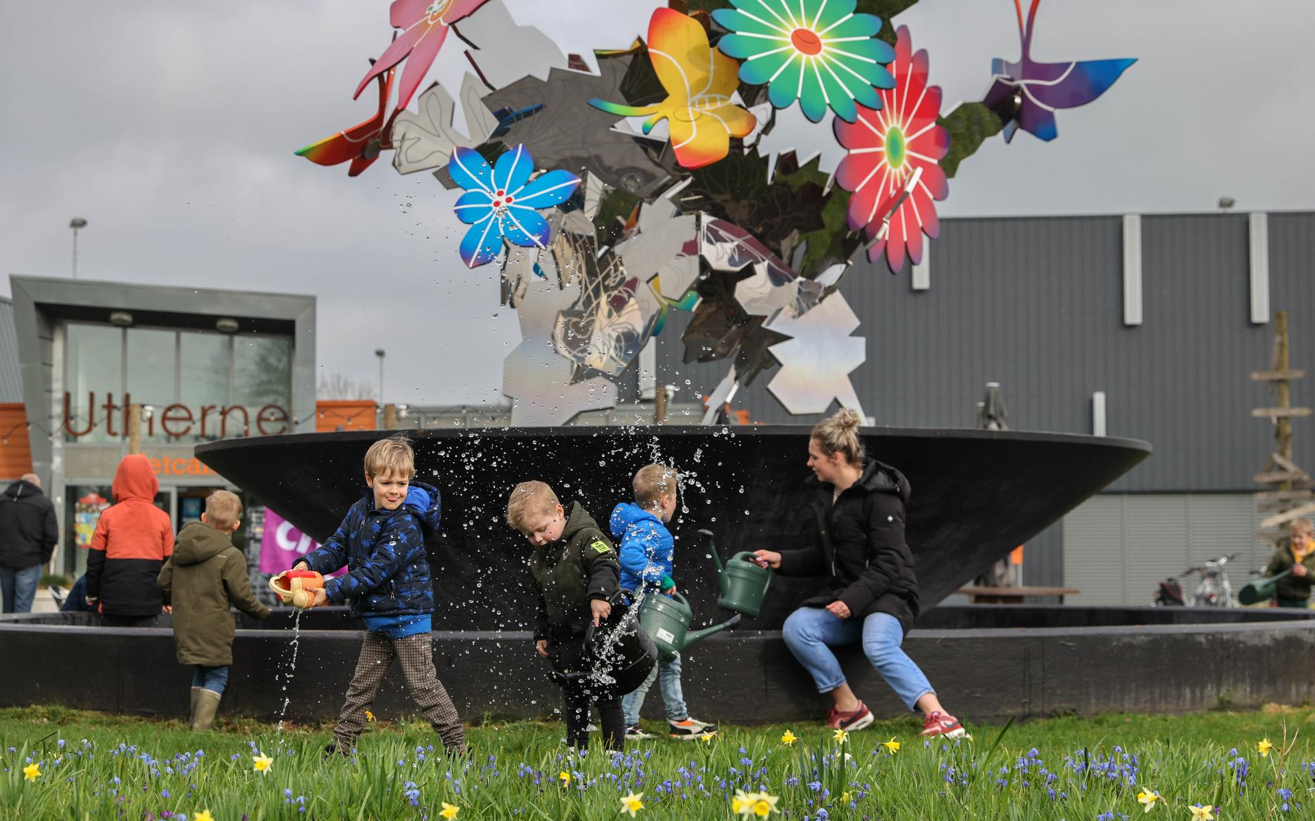 Gieters en blauwe druifjes luiden de lente in op Kletterdei in IJlst