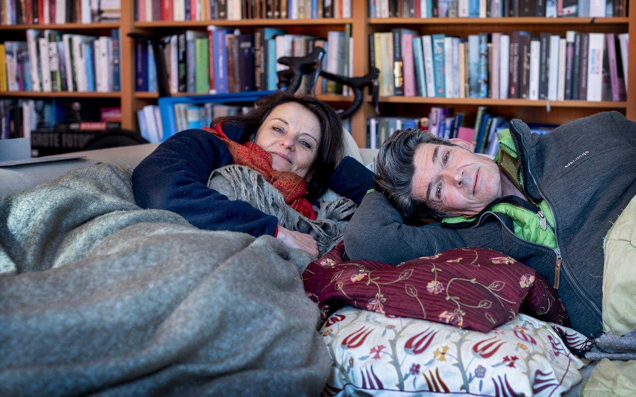 De bank in de woonkamer ligt vol dekbedden en dekens, waar Lara de Bruin en Niels Westra onder kruipen als ze ‘s avonds tv kijken.