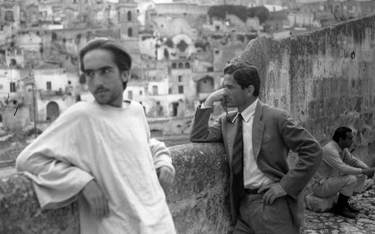 Enrique Irazoqui en Pier Paolo Pasolini tijdens opnamen van Il vangelo secondo Matteo Enrique Irazoqui en Pier Paolo Pasolini tijdens opnamen van Il vangelo secondo Matteo