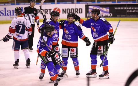 Vreugde bij de spelers van Unis Flyers na het winnen van de wedstrijd tegen Geleen.