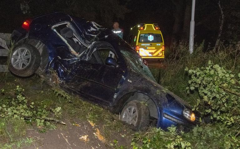 Auto flink beschadigd na botsing in Twijzel. Auto flink beschadigd na botsing in Twijzel.