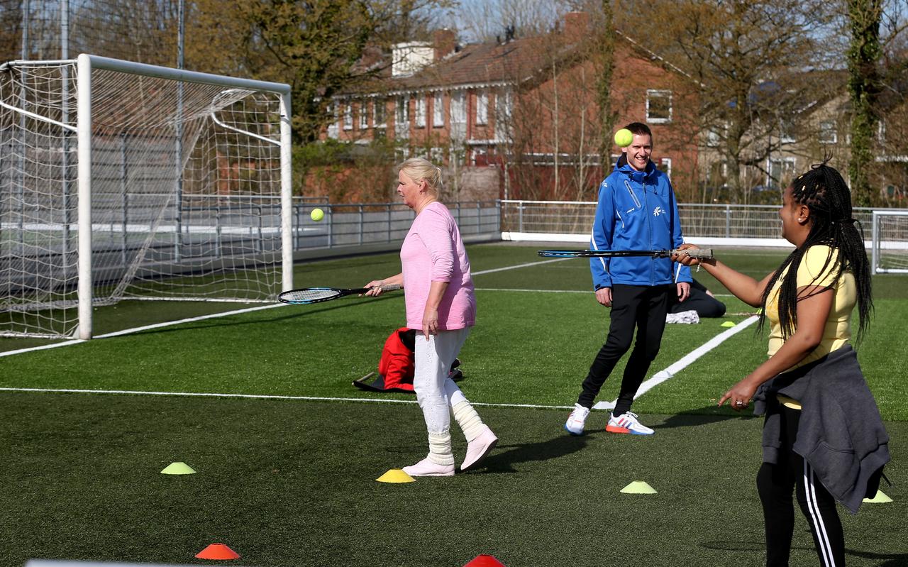 Lammert Harkema (midden) in actie als buurtsportcoach voor het project Mei-inoar Aktyf. Lammert Harkema (midden) in actie als buurtsportcoach voor het project Mei-inoar Aktyf.