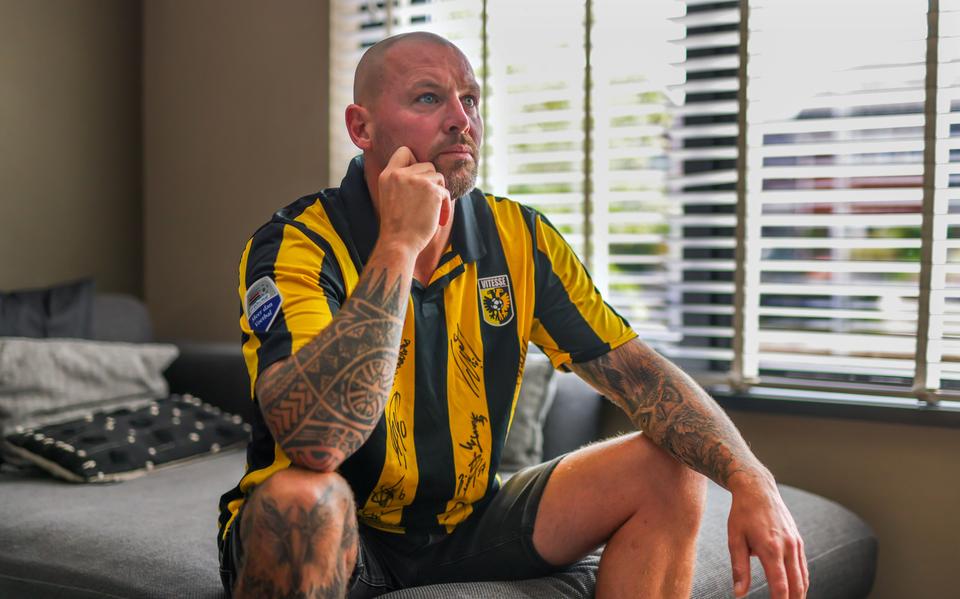 Rinze Idzinga uit Sneek volgde het kort geding over de proflicentie van Vitesse op het puntje van de bank.