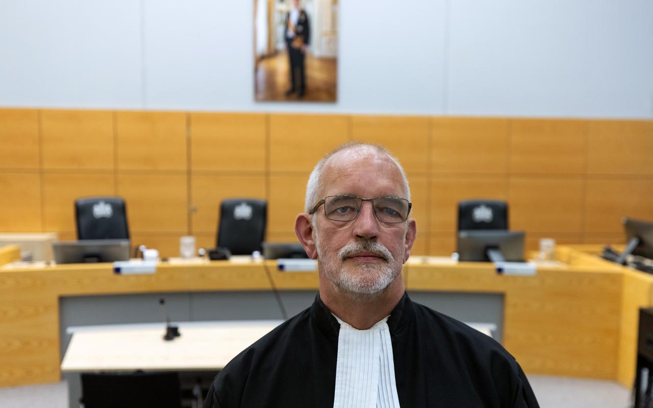 Griffier August van Dijk neemt na afscheid na 42,5 jaar van de rechtbank.