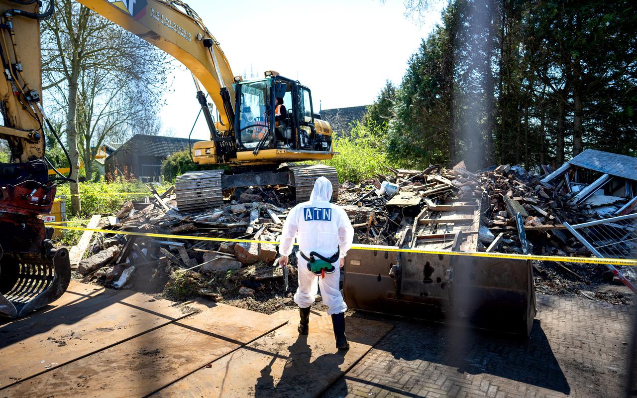 Het opruimen van het puin was woensdag in volle gang. Eerst moest, door de man in speciale witte werkkleding, het aanwezige asbest worden verwijderd.