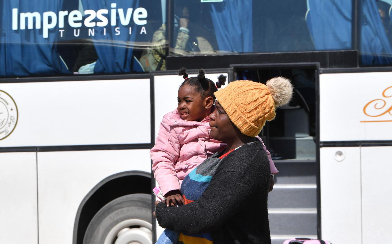 Steeds meer Afrikaanse migranten zien zich gedwongen Tunesië te verlaten.