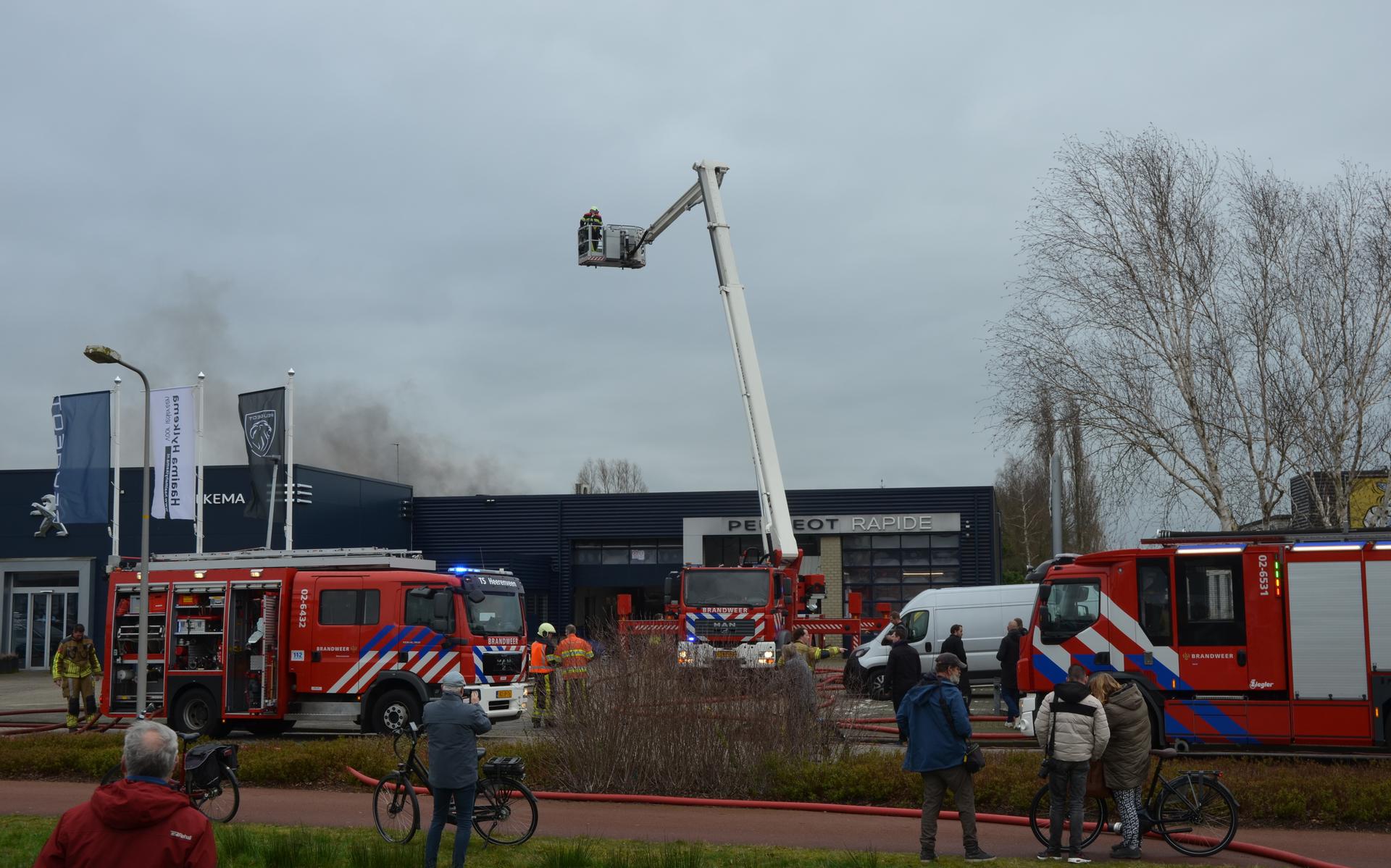 De zeer grote brand bij autogarage Peugeot Haaima Hylkema in Heerenveen.