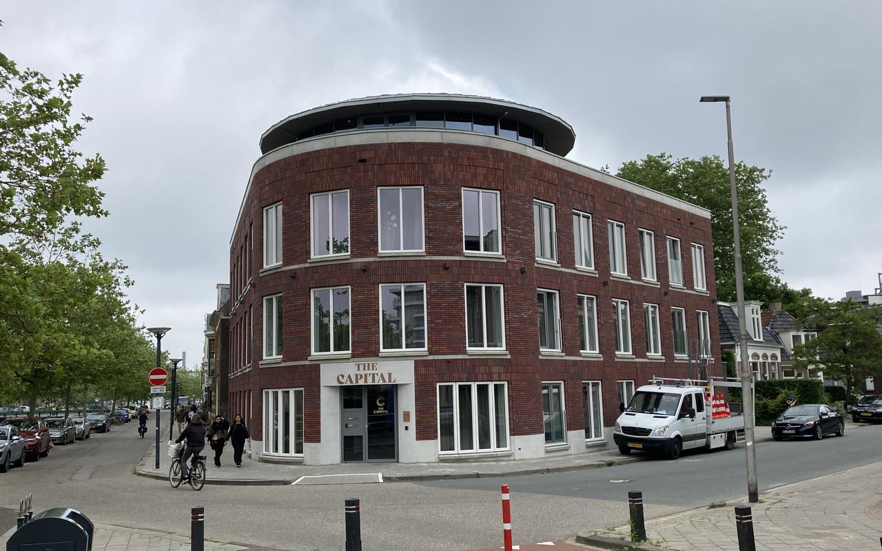 Het appartementencomplex The Capital in de Leeuwarder Oranjewijk. Het complex mocht er komen op voorwaarde van verhuur aan expats maar nu blijken ook toersten welkom voor een weekendje weg. Het appartementencomplex The Capital in de Leeuwarder Oranjewijk. Het complex mocht er komen op voorwaarde van verhuur aan expats maar nu blijken ook toersten welkom voor een weekendje weg.