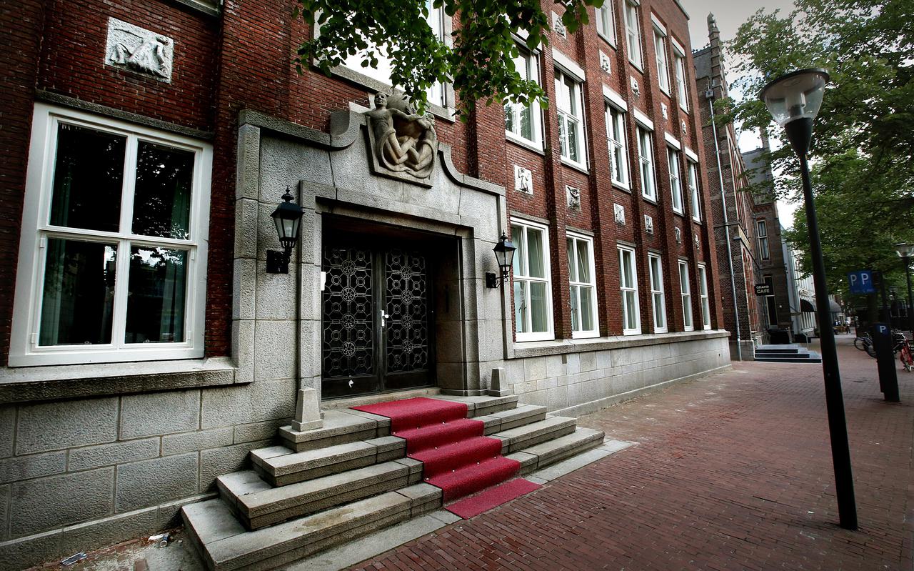 De gevel van hotel Via Via in Leeuwarden heeft een met kunst verrijkte gevel. Het gebouw is een ontwerp van Piet de Vries.