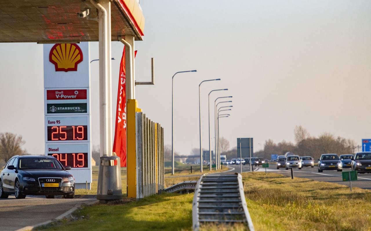 Hoge brandstofprijzen, hier bij het Shell-tankstation Mandelân langs de A32 tussen Idaerd en Wirdum, eerder deze maand. 
