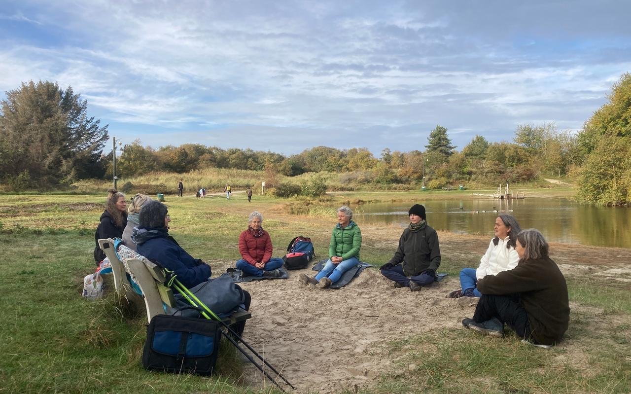 Mediteren aan de Berkenplas. Tweede van rechts: Saskia Bosman. Mediteren aan de Berkenplas. Tweede van rechts: Saskia Bosman.