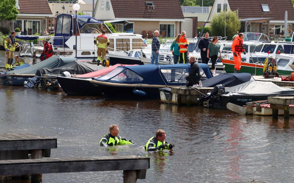 Man (33) in Leeuwarden duikt in water op vlucht voor politie. Nog steeds spoorloos.