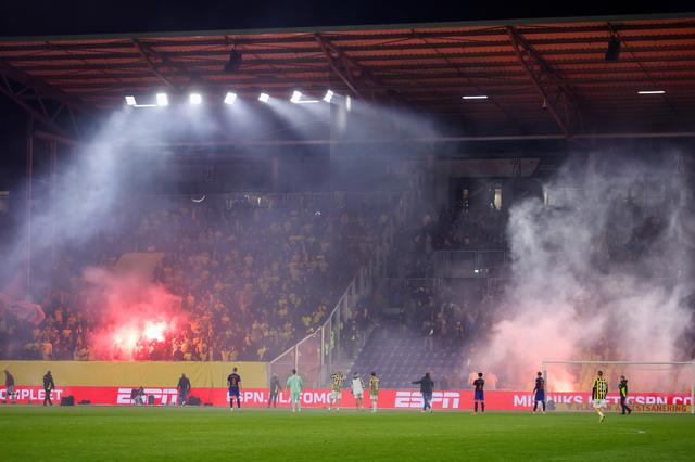 LIVE | SC Cambuur speelt verhit duel tegen Vitessen: beide trainers krijgen gele kaart