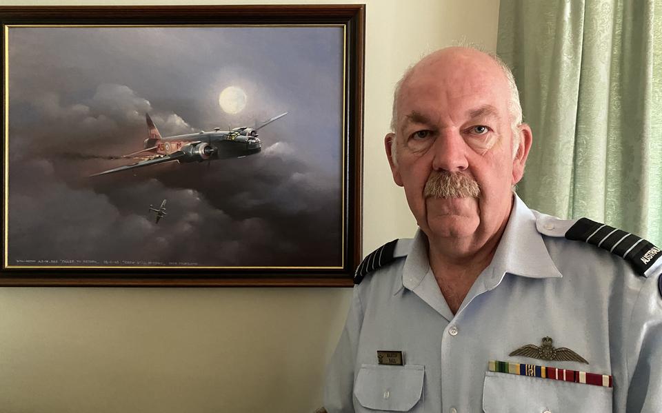 Martin Ball (61) uit Adelaide ging zelf ook bij de luchtmacht. 