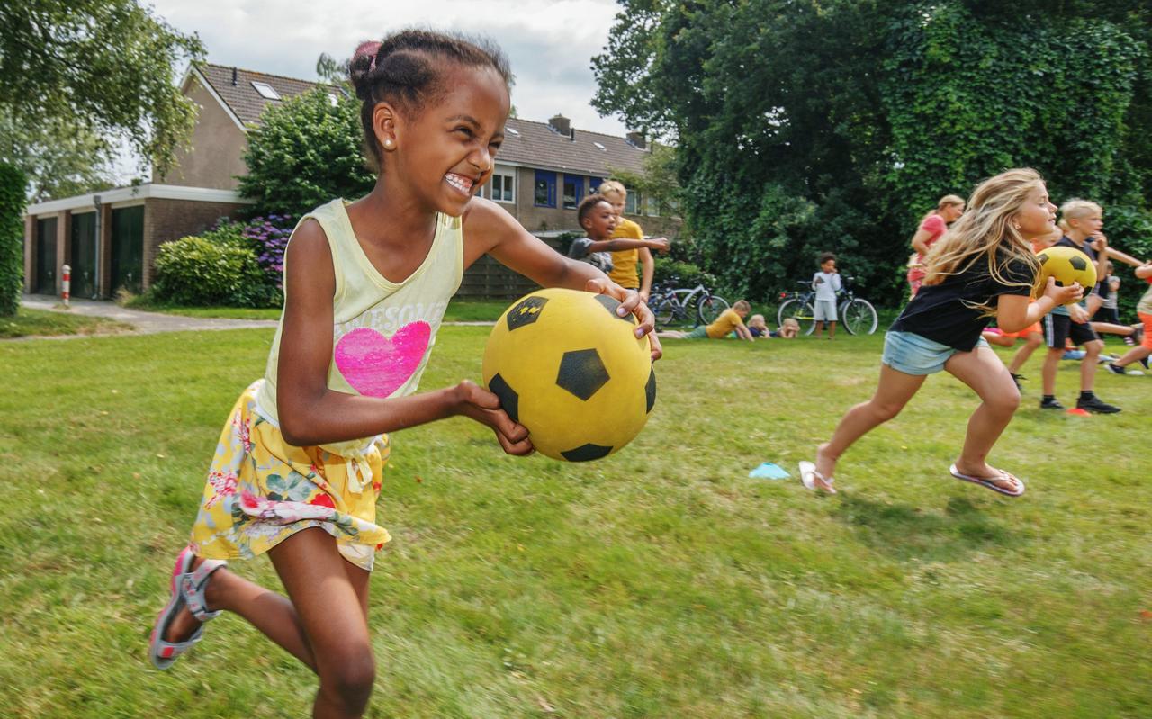Buurtsport Ooststellingwerf organiseert deze zomer sport- en spelmiddagen in verschillende dorpen om kinderen en hun ouders, grootouders of verzorgers in beweging te krijgen. Op de foto rennen Efi (links) en Jolina met een bal over het grasveld achter de basisschool in Haulerwijk. Buurtsport Ooststellingwerf organiseert deze zomer sport- en spelmiddagen in verschillende dorpen om kinderen en hun ouders, grootouders of verzorgers in beweging te krijgen. Op de foto rennen Efi (links) en Jolina met een bal over het grasveld achter de basisschool in Haulerwijk.