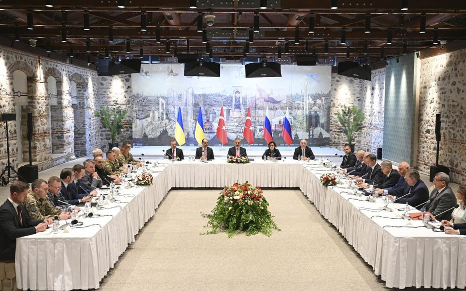 De Oekraïense en Russische delegaties, vrijdag tijdens gesprekken in Istanbul. 