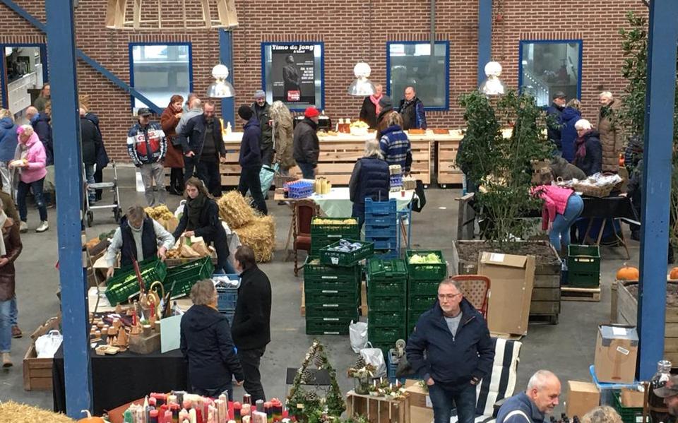 Sfeerbeeld van de eerste editie van de boerenmarkt. 