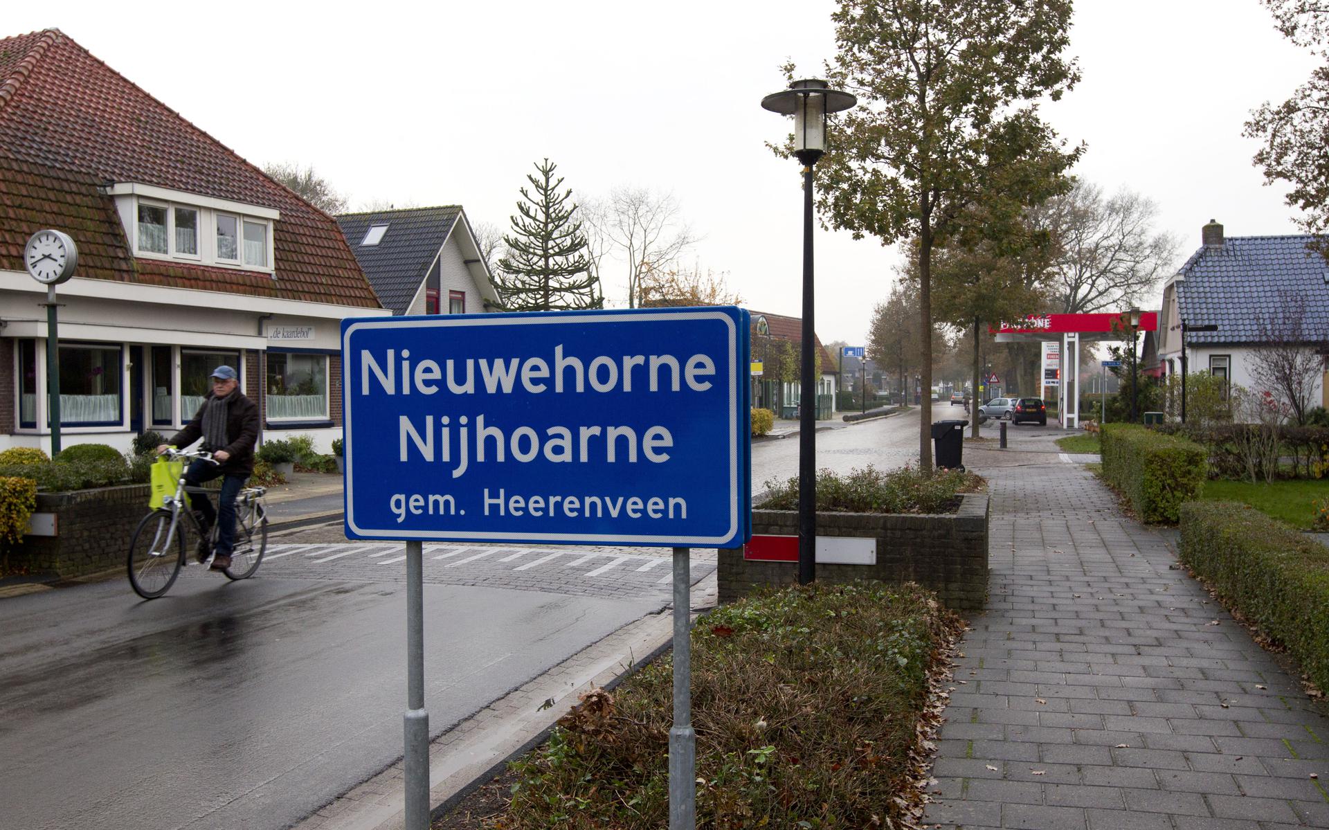 De doorgaande weg door Nieuwehorne. 