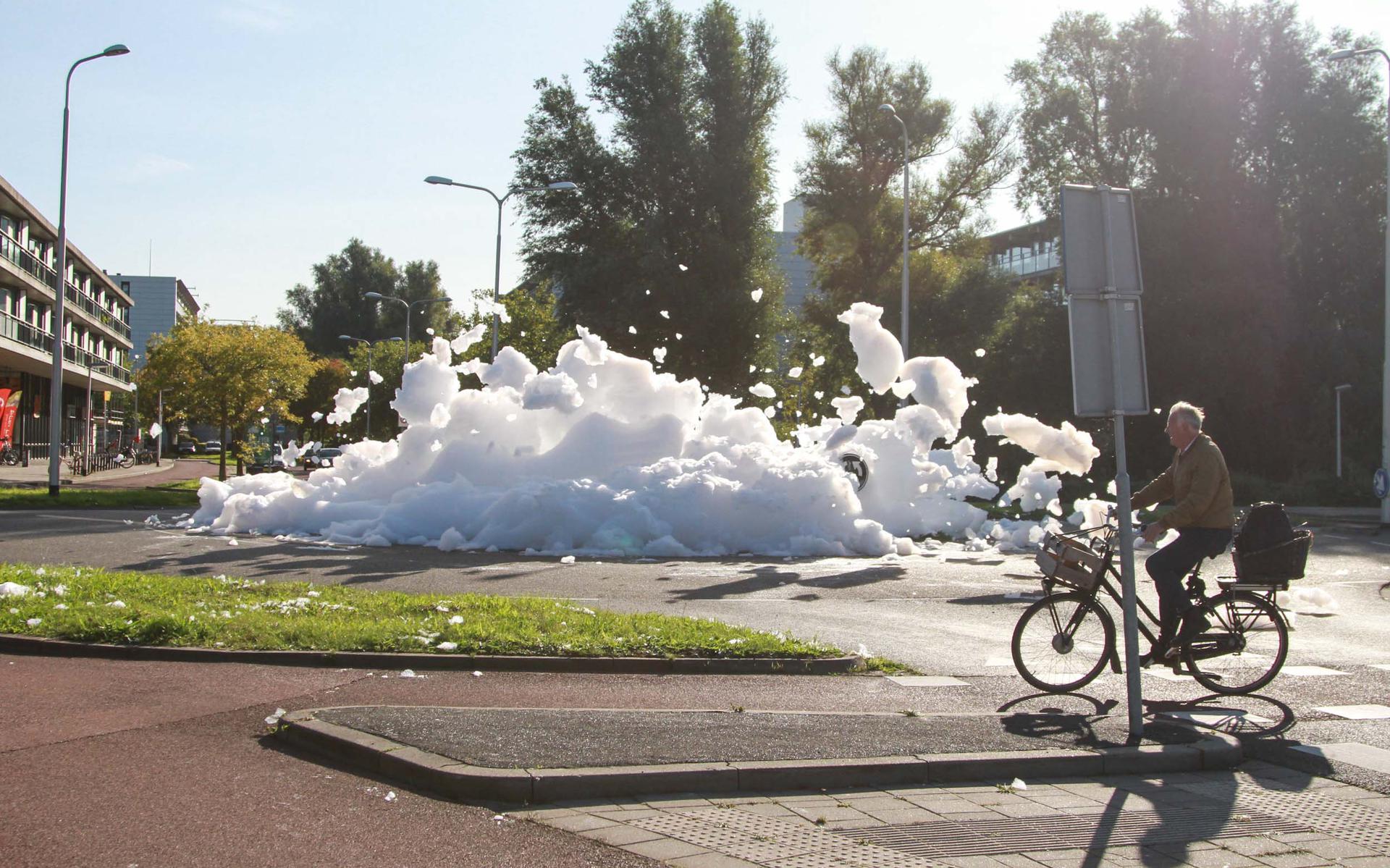 Metershoge schuimbulten zorgde vrijdagochtend voor veel plezier op een rotonde in de Leeuwarder Vrijheidswijk.