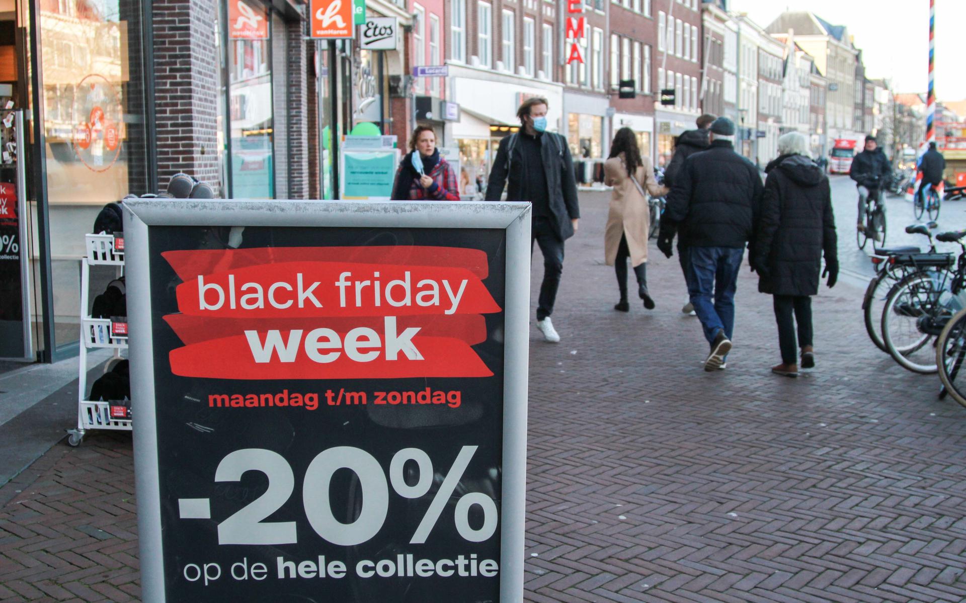 Het is vrijdag Black Friday, een dag waarop veel winkels hoge kortingen geven. Veiligheidsregio Fryslân maakt zich zorgen over druktestraten. 