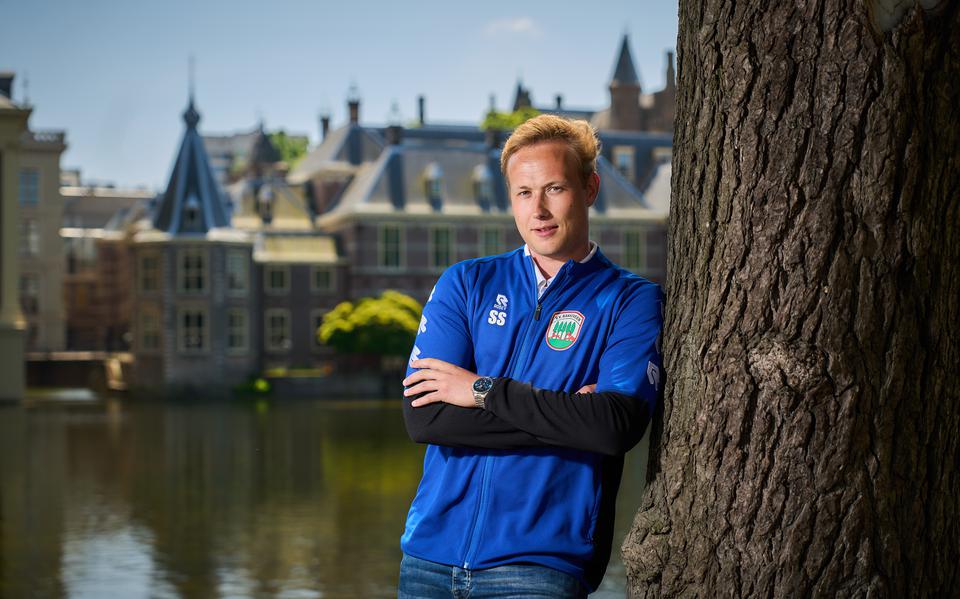 Silvan Siebenga speelt met Bakkeveen in de nacompetitie, maar woont in Den Haag. Ieder weekend komt hij terug om te voetballen.
