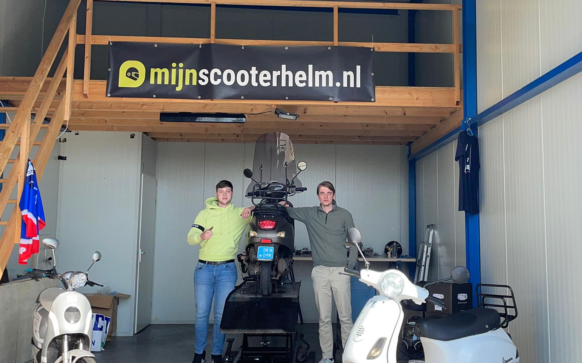 Alwin Boerman (links) en Noah Balstra openden begin april BB Scooters in Heerenveen.