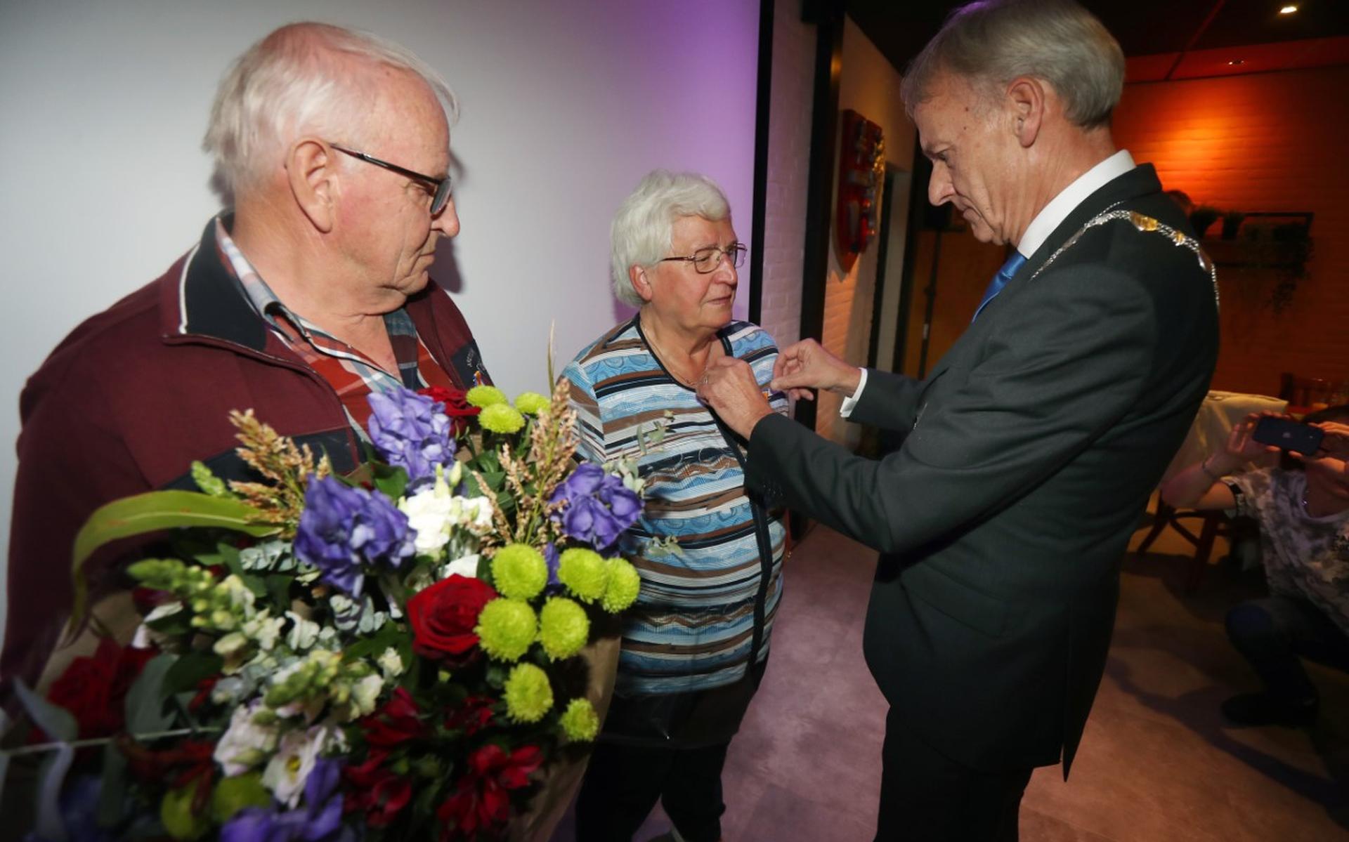 Ruurd en Klaasje van der Woude uit Wijnjewoude verrast met koninklijke onderscheiding: 'Wat me nu ov