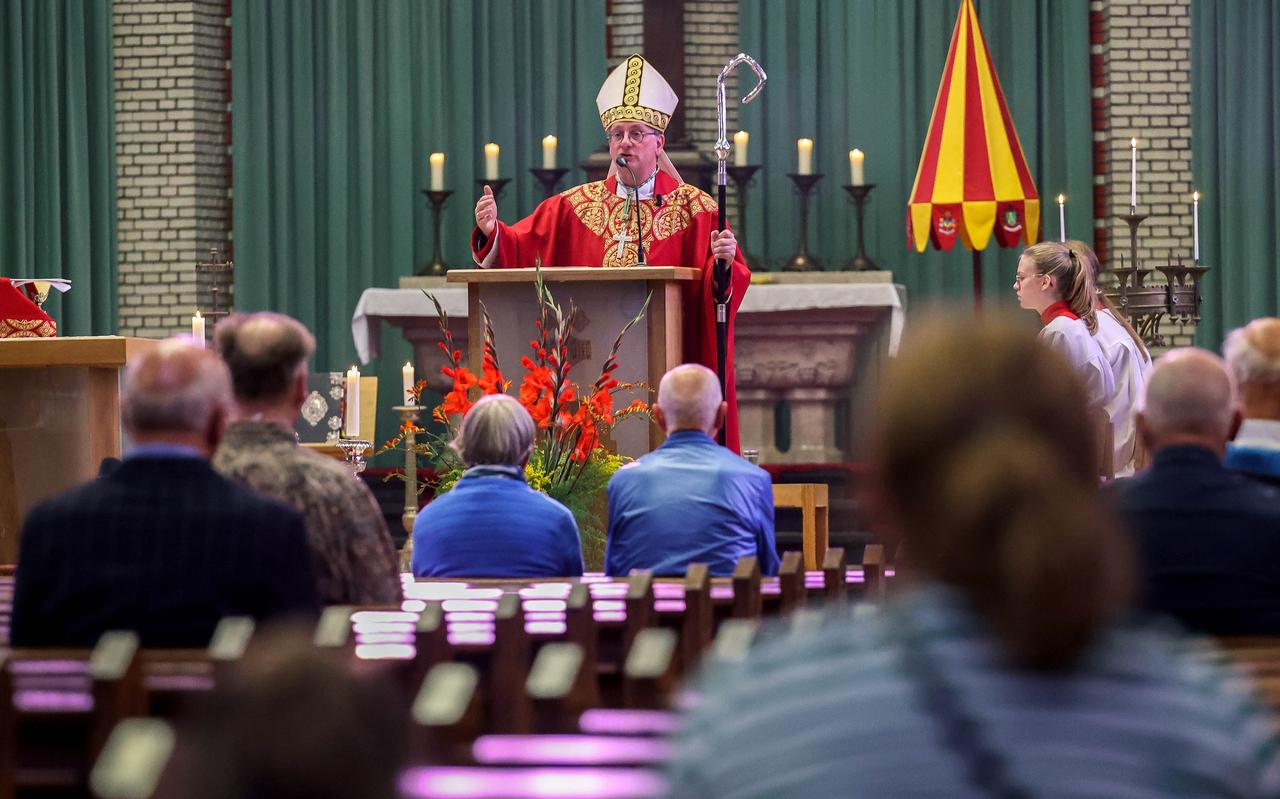Bisschop Ron van den Hout ging voor tijdens de jaarlijkse Titus Brandsmaviering in de St. Franciscusbasiliek in Bolsward. Bisschop Ron van den Hout ging voor tijdens de jaarlijkse Titus Brandsmaviering in de St. Franciscusbasiliek in Bolsward.