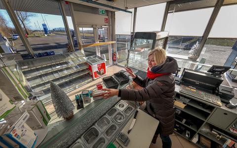 Bedrijfsleider Jacqueline Timmermans kan het Tinq-tankstation in Boornzwaag weer opstarten.