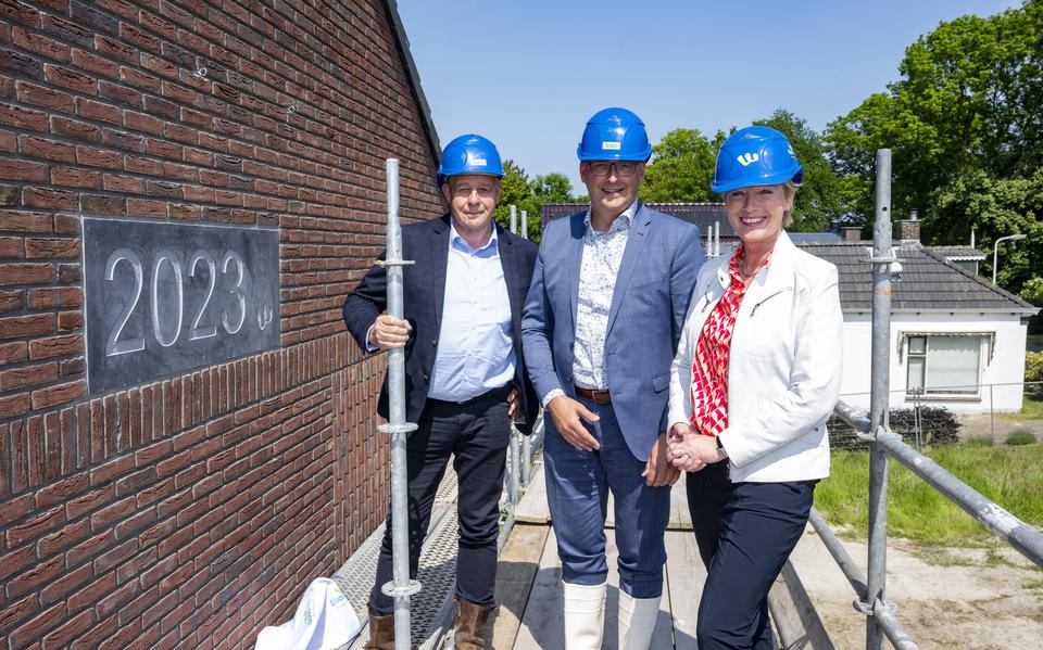 Eén van de laatste stenen met het jaartal 2023 erin werd onthuld door Sigrid Hoekstra (r), directeur-bestuurder van WoonFriesland, wethouder Michel Rietman (m) van de gemeente Súdwest-Fryslân en Henk Dedden (l), directeur van Friso Bouwgroep.