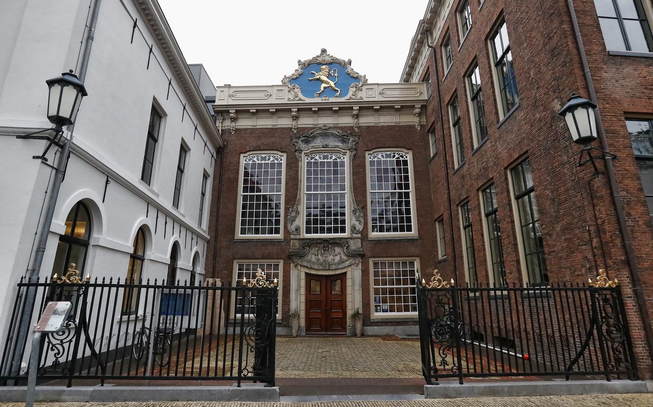 Het stadhuis in Leeuwarden: blijven de luiken gesloten of gaan ze open? Het stadhuis in Leeuwarden: blijven de luiken gesloten of gaan ze open?