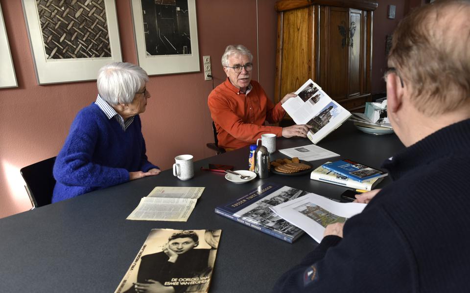 Henk de Vries, Andries van Weperen en Joke Hoftijser zijn druk in gesprek over de oorlogsgeschiedenis van de Emmakade 54.