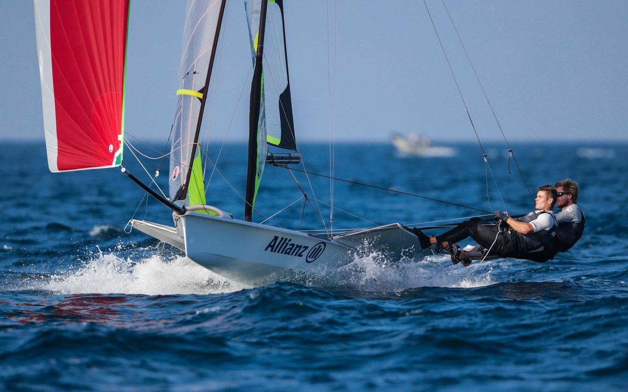 Bart Lambriex (rechts) en Floris van Werken in de Golf van Oman op weg naar de wereldtitel in de 49'er-klasse. Bart Lambriex (rechts) en Floris van Werken in de Golf van Oman op weg naar de wereldtitel in de 49'er-klasse.