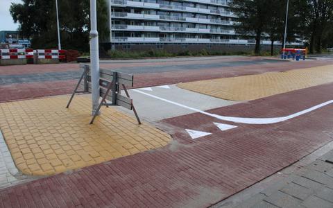 Detail van de werkzaamheden waar verbetering nodig is, want fietsers/scooters die de kruising willen oversteken moeten over deze doorgetrokken streep. Dat is volgens de heersende verkeersregels normaal gesproken niet de bedoeling.