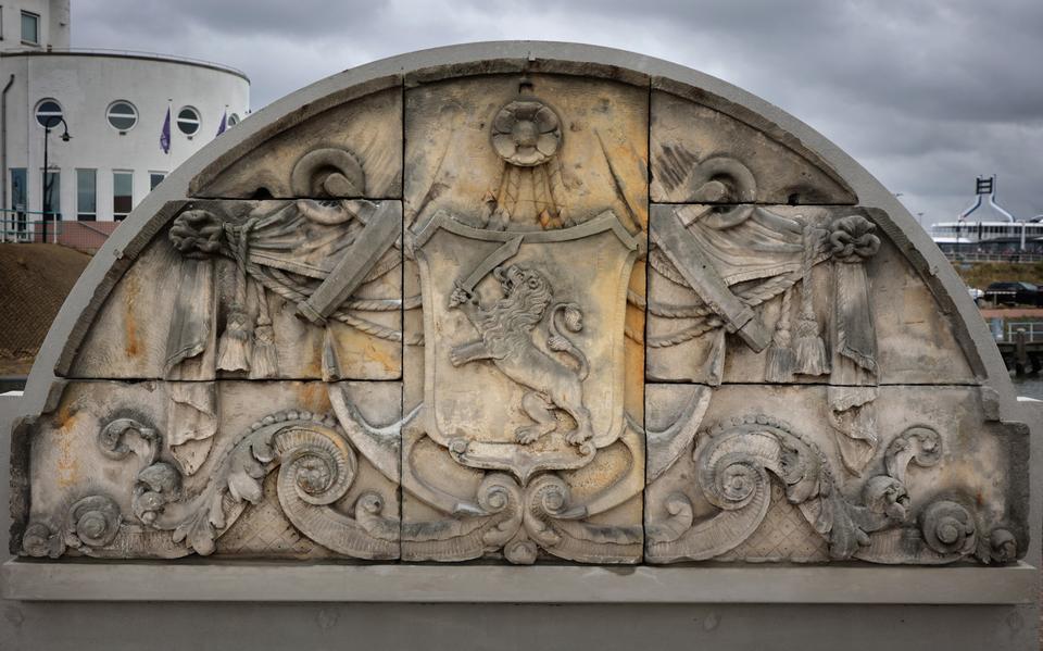 Het fronton van de Friese admiraliteit op het Havenplein in Harligen.