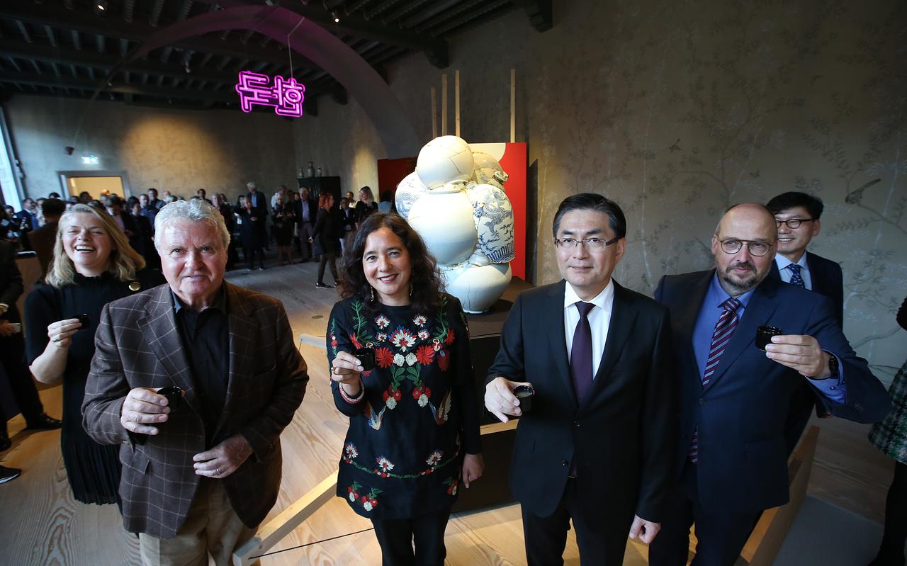 Guus Hiddink was eregast bij de opening van de Korea-expositie in Princessehof. Guus Hiddink was eregast bij de opening van de Korea-expositie in Princessehof.