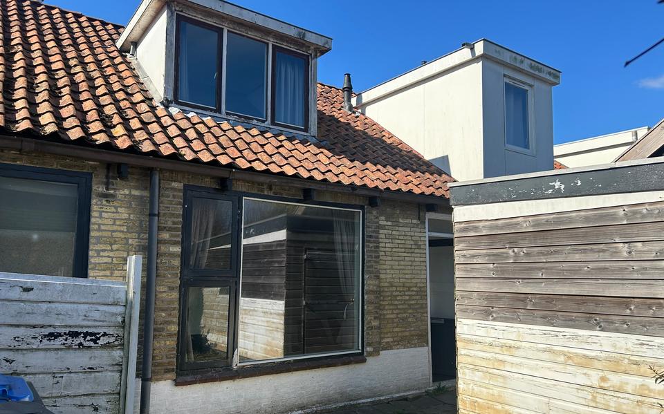 De woning aan de Arumerweg in Witmarsum kan wel eens interessant zijn voor koopjesjagers.