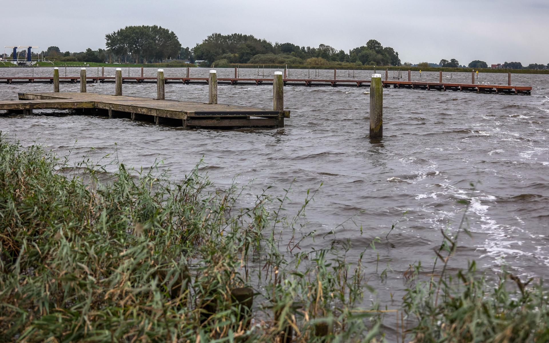 Geen vergunning voor vernieuwen en uitbreiden van aanlegsteigers Paviljoen Salt in Terherne