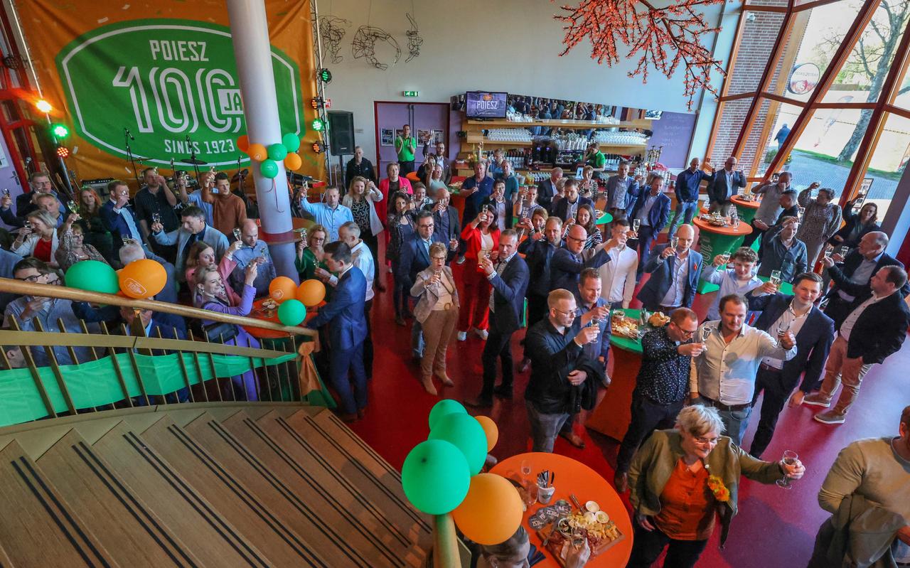 Medewerkers van Poiesz starten hun eeuwfeest in het Sneker theater. Medewerkers van Poiesz starten hun eeuwfeest in het Sneker theater.