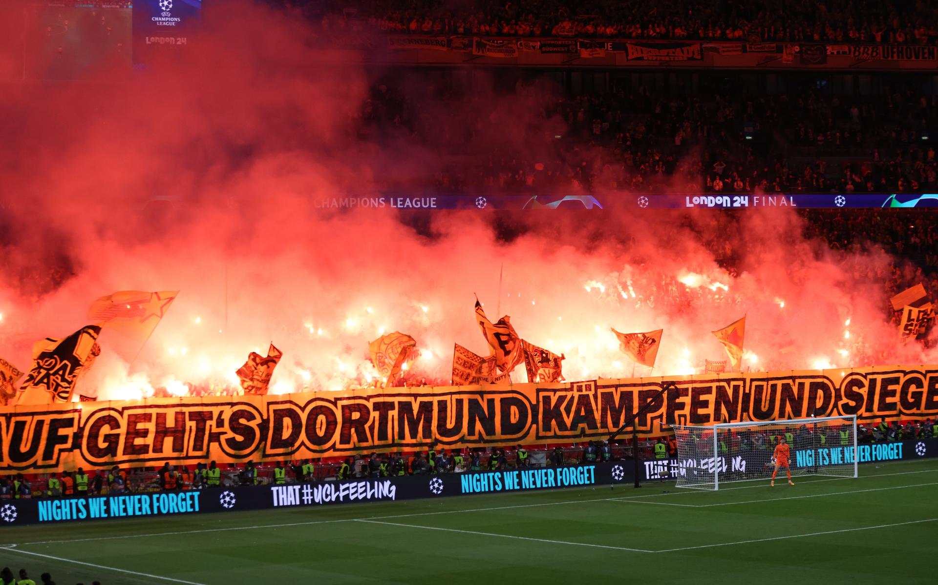 Der Faschismus und der verlorene Krieg prägten die Seele des deutschen Fußballs;  Die Liebe zum Fußball ist tief in den Herzen der Fans verwurzelt