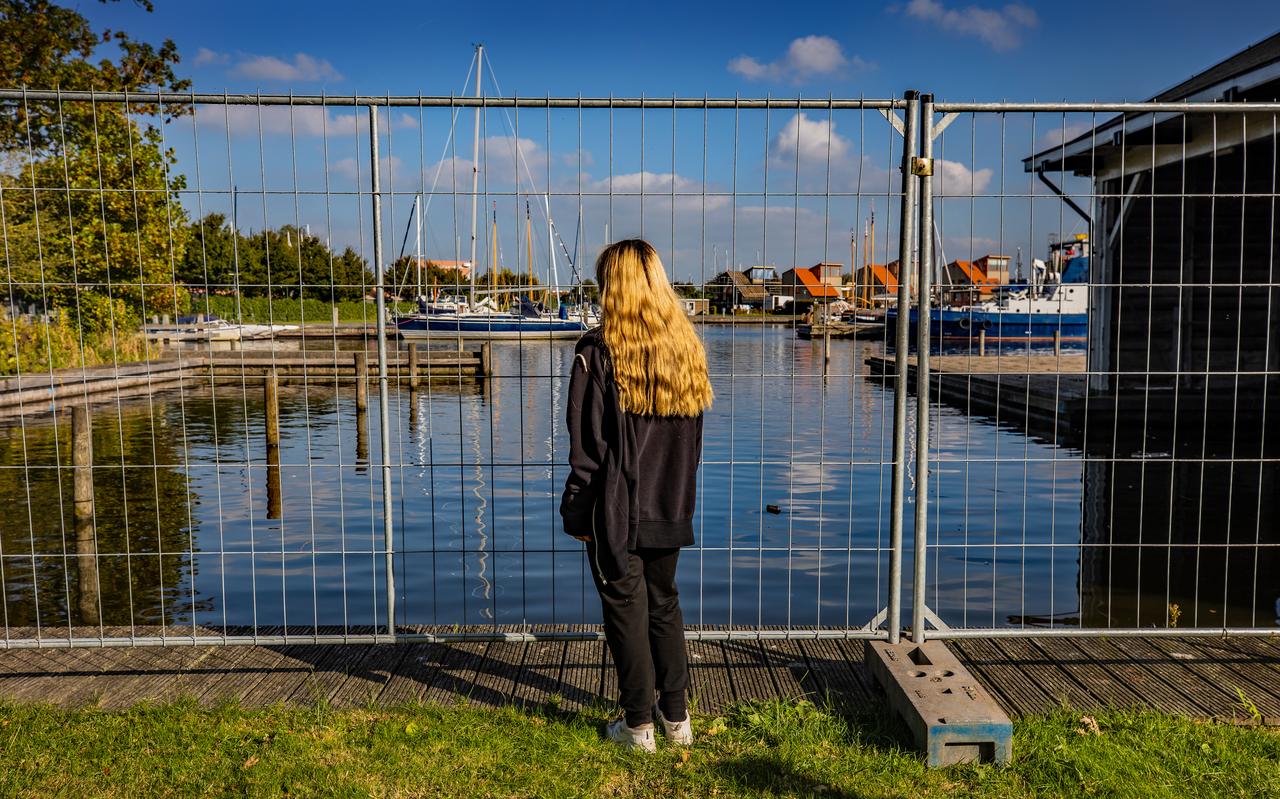 Een jonge vluchteling kijkt uit over de haven aan de Hegemer Mar. Op haar vorige opvangadres, zo vertelde ze kort, had zij geen bed en geen rust. FOTO NIELS DE VRIES Een jonge vluchteling kijkt uit over de haven aan de Hegemer Mar. Op haar vorige opvangadres, zo vertelde ze kort, had zij geen bed en geen rust. FOTO NIELS DE VRIES